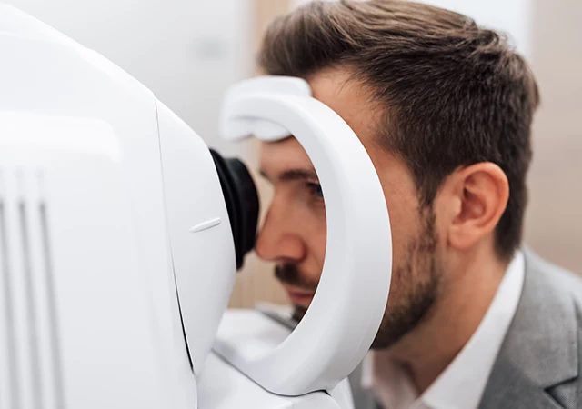 Patient bei einer OCT-Untersuchung zur Glaukom-Diagnostik