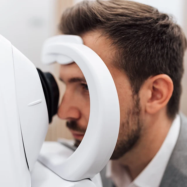 Patient bei einer OCT-Untersuchung zur Glaukom-Diagnostik