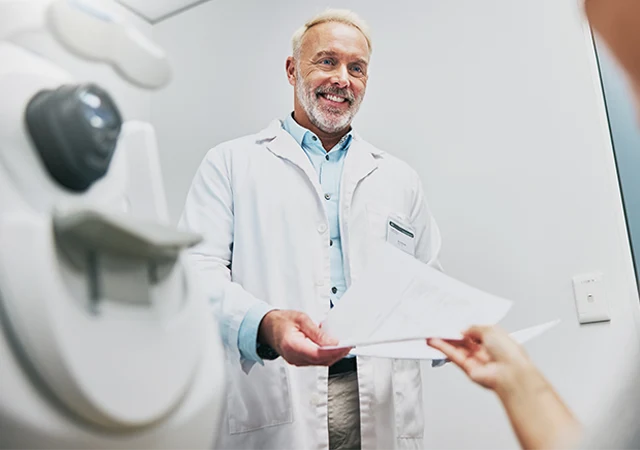 Augenarzt berät Patientin zu operativen Behandlungsmöglichkeiten bei Grünem Star