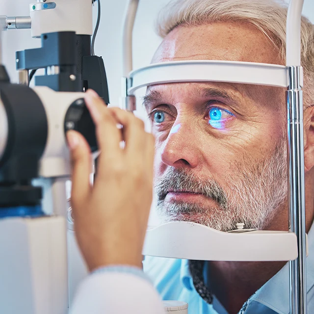 Patient bei einer augenärztlichen Untersuchung an der Spaltlampe