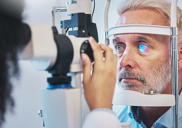 Patient bei einer augenärztlichen Untersuchung an der Spaltlampe