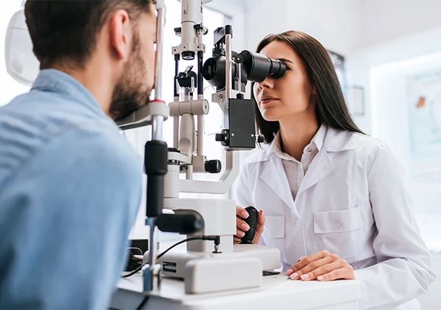Augenärztliche Beratung anhand eines Augenmodells